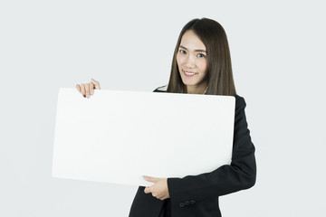 Naklejka premium Asian businesswoman holding blank white card board sign.