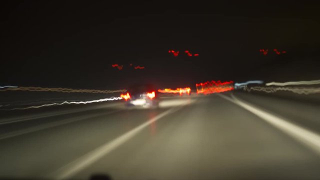 4k Time-Lapse. luces de coches en la carretera visto desde el punto de vista de un coche circulando.
