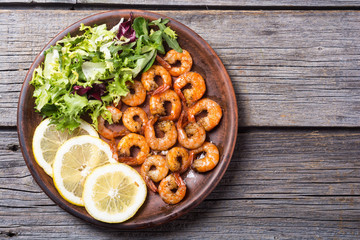 Salad with lattuce , lemon and shrimps
