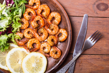 Salad with lattuce , lemon and shrimps
