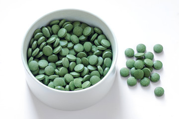Green chlorella and spirulina pills