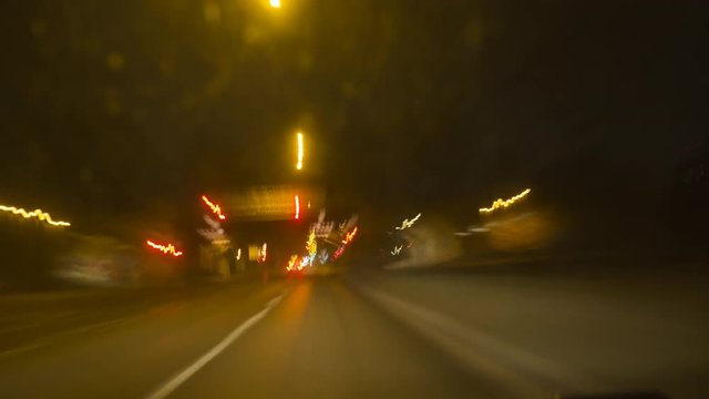 Vista desde un coche conduciendo por la noche por la ciudad y alrededores. 4K time lapse