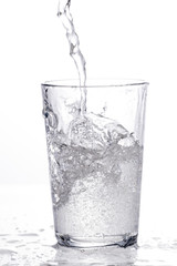 Wasser wird in ein Glas eingefüllt