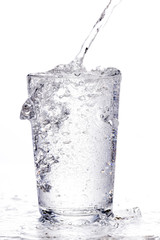 ein Wasserglas mit Sprudel 