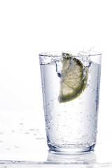 Spritzwasser in einem Wasserglas mit ordentlich viel blubberblasen