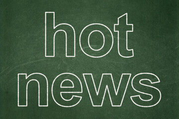 Obraz premium News concept: text Hot News on Green chalkboard background