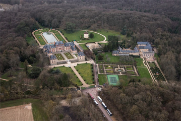vue aérienne du château de Breteuil dans les Yvelines à l'ouest de Paris