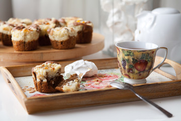 Romantic breakfast with snack cake, beza and sweet tea.