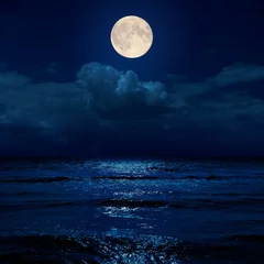 Papier Peint photo Lavable Nuit pleine lune la nuit au-dessus des nuages et de la mer avec des reflets