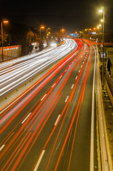 larga exposición de coches circulando por la autopista de noche