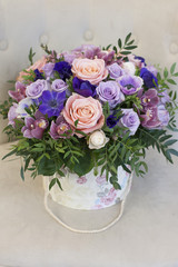 Шляпная коробка с цветами на светлом фоне