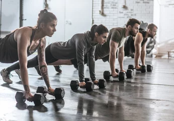 Foto op Plexiglas Sporters die push-ups doen in de sportschool © LStockStudio