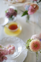 テーブルセッティングの花