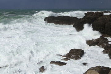 岩場に打ち寄せる荒波　Raging waves to rocks