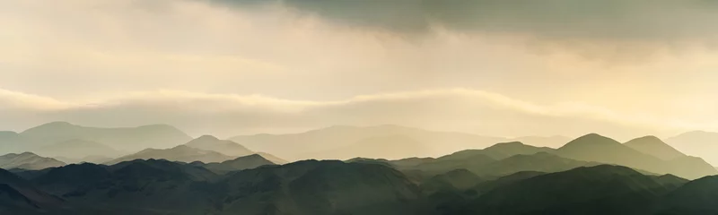 Foto auf Acrylglas Erstaunlicher Sonnenuntergang Sonnenaufgang und niedrige Wolken über den Hügeln der Reserva Nacional La Chimba, von La Portada aus gesehen © Sebastian