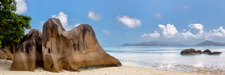 Granitfelsen und türkises Wasser am Traumstrand Anse Source d'Argent auf La Digue, Seychellen.