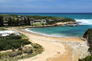 Blick über Port Campbell und die Mündung des Port Campbell Creek an der Great Ocean Road in Victoria, Australien.