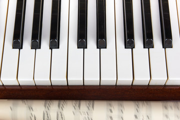 Naklejka premium musical notes on the background of a piano. Background.