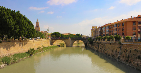 Obraz premium Paseo del río Segura en Murcia, España