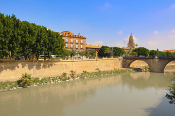 Fototapeta premium Paseo del río Segura en Murcia, España