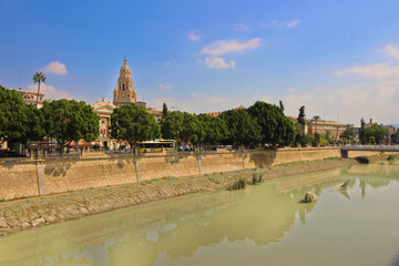 Fototapeta premium Paseo del Río Segura en Murcia, España