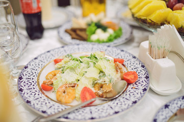 Salad with Prawns and Cheese