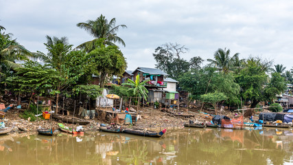 Fototapeta premium Müllhalde unter Palmen