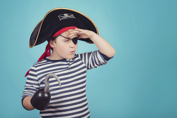 niño feliz disfrazado de pirata