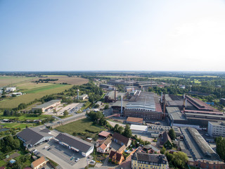 Luftbild Straße Stadt Urban Dorfleben Fabrikhalle Industrie Gewerbegebiet