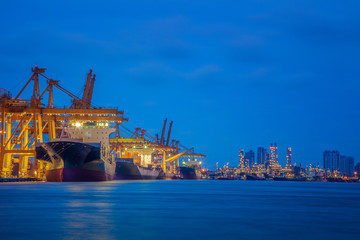 Obraz premium Container loading in terminal