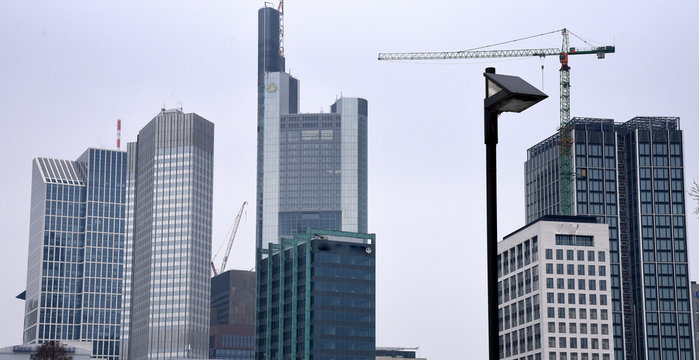 Winterliche Skyline von Frankfurt am Main mit Baukran