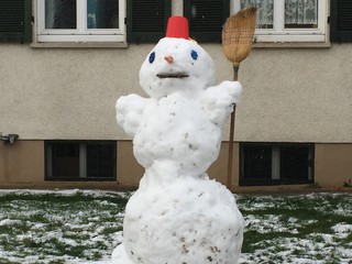 Schneemann mit Besen