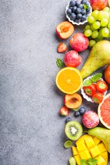 Poster Vruchten Vers assortiment fruit en bessen op lichtgrijze achtergrond. Kleurrijk schoon en gezond eten. Detox-eten. Ruimte kopiëren. Bovenaanzicht.