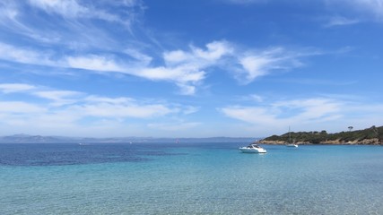 Fototapeta na wymiar Eaux turquoise de la mer Méditerranée entourant l’île paradisiaque de Porquerolles (France)