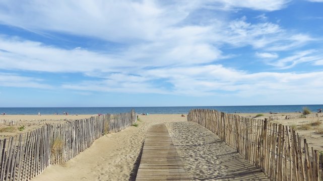 Chemin d&rsquo;acc&egrave;s &agrave; la plage de Marseillan (France)