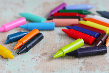 Malen mit bunter Wachsmalkreide, Wachsmalstifte für Kinderhände und eine künstlerische...