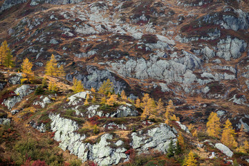 Die wundervolle Bergwelt des Wallis im Herbst