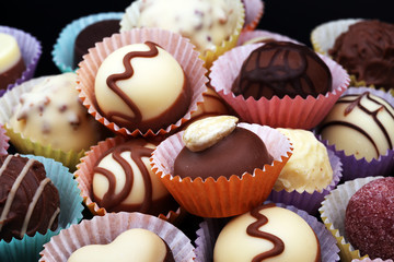 Fototapety  wiele różnorodnych pralinek czekoladowych, belgijskie wyroby cukiernicze dla smakoszy czekolady.