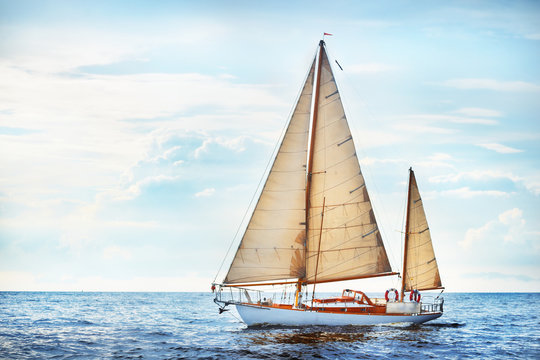 Fototapeta Rocznika drewniany dwa masztowy jacht żegluje na otwartym morzu w pogodny dzień. Zatoka Ryska