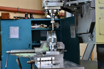 Milling the workpiece with the cnp in the work process. Manufacture of metal products.