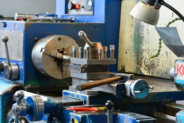 Lathe when processing metal in the workshop.