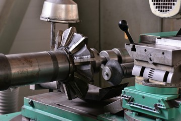 Backing of a disk milling cutter on a machine
