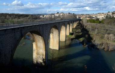 Fototapeta na wymiar Le pont de Russan 