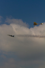 Avion Blériot accompagné d'un F16