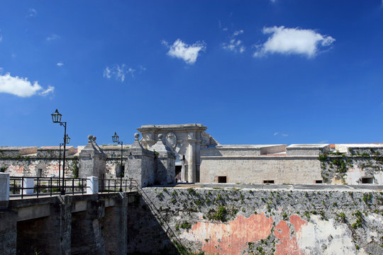 Premium Photo  View of the atlantic ocean from the fortress of san carlos  de la cabana in havana cuba