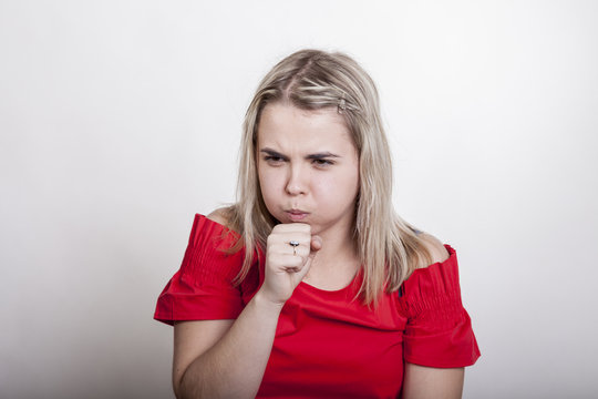 Pummelige Blondine hustet sich eins in die Faust