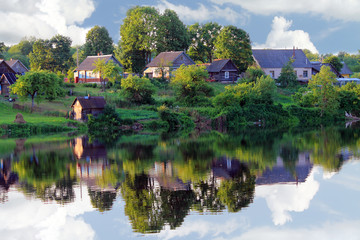 Obraz premium деревня на берегу реки