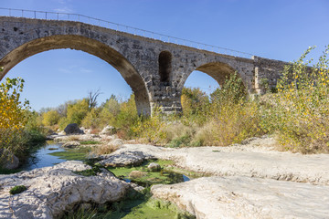 Fototapeta na wymiar Old stone bridge, Gordes, France