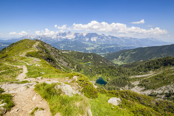 Naklejka premium Trail from mountain Gasselhoehe to Rippetegg with lakes and Dachstein