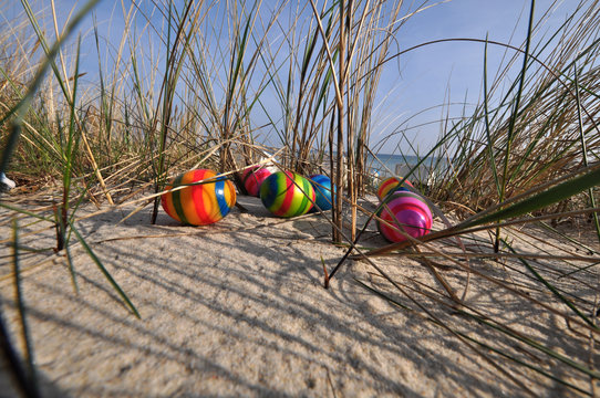 Bunte Ostereier zu Ostern am Strand auf R&uuml;gen